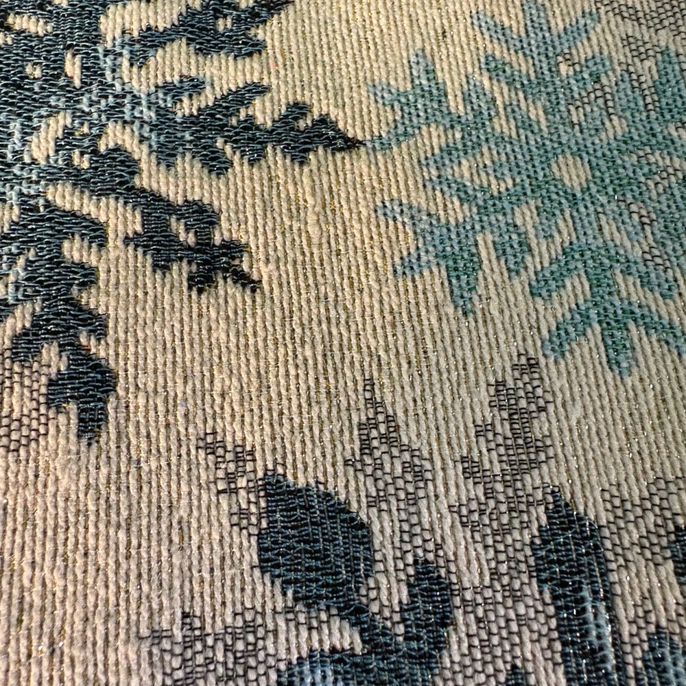 Snowflake Pattern Table Runner - Picture 11 of 13